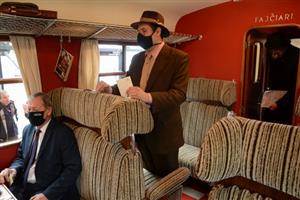 Šéf renovačního týmu Jiří Střecha vypráví prvním návštěvníkům interiéru vlaku historky z jeho oprav.