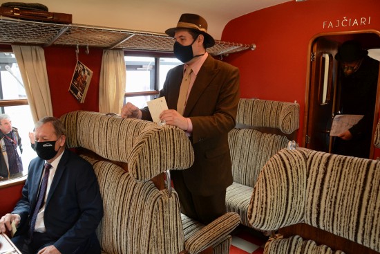 Šéf renovačního týmu Jiří Střecha vypráví prvním návštěvníkům interiéru vlaku historky z jeho oprav.