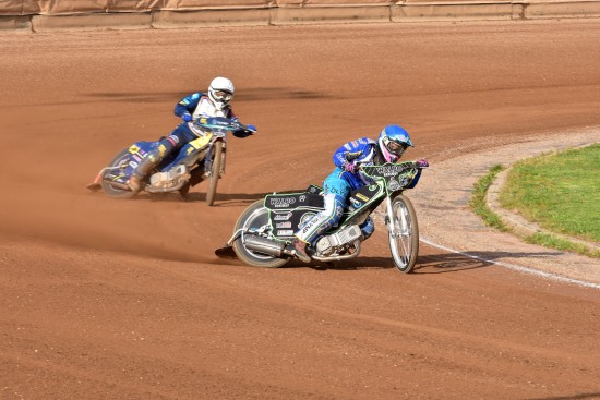 Plochodrážník Jan Macek vzbudil pozornost v úvodních dvou závodech sezony, takhle se mu na záda díval i zkušený Josef Franc.
FOTO: KAREL HERMAN (speedwayA-Z)