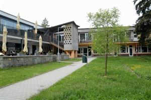 Rekonstrukce vnitřních rozvodů v multifunkčním objektu na ulici Školní se chýlí k závěru. Radnice už spřádá plány na opravu schodiště i úpravy okolních ploch.
FOTO: DAVID MACHÁČEK