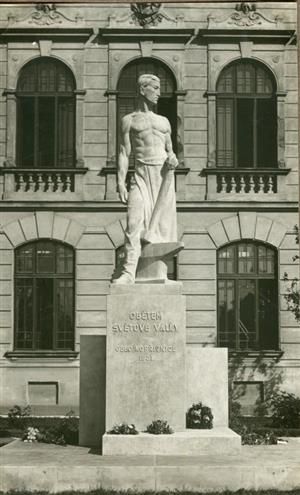 Autorem pomníku Obětem světové války, odhaleného 24. 5. 1931, je sochař Josef Kubíček.  
FOTO: MUZEUM FOJTSTVÍ