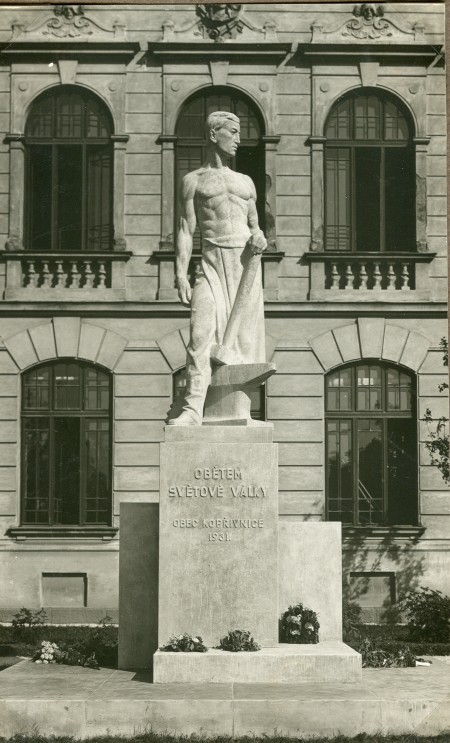 Autorem pomníku Obětem světové války, odhaleného 24. 5. 1931, je sochař Josef Kubíček.  
FOTO: MUZEUM FOJTSTVÍ