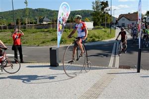 Také letos byla Kopřivnice zastávkovým městem cyklotour Na kole dětem a v čele pelotonu jel tradičně na vysokém kole její zakladatel Josef Zimovčák.
FOTO: DAVID MACHÁČEK