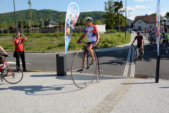Také letos byla Kopřivnice zastávkovým městem cyklotour Na kole dětem a v čele pelotonu jel tradičně na vysokém kole její zakladatel Josef Zimovčák.
FOTO: DAVID MACHÁČEK