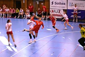 V rámci přípravného kempu v Kopřivnici sehrály juniorky házenkářské reprezentace ČR dvě utkání proti Polsku, obě prohrály.
FOTO: KRISTINA ČABLOVÁ