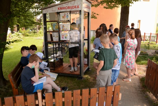 Knihobudka u ZŠ v Lubině už slouží čtenářům, kteří se rekrutují nejen z řad tamních žáků.
FOTO: DAVID MACHÁČEK