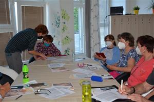 Lektor z Moudré sovičky v minulém týdnu učil zájemce z řad kopřivnických seniorů ovládat jejich chytré mobily.
FOTO: DANA HOĎÁKOVÁ