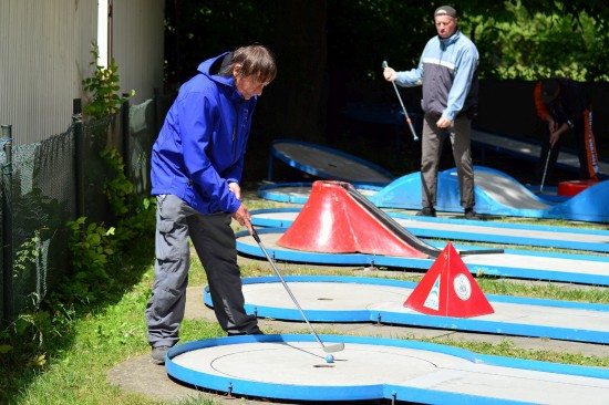 Kopřivnický minigolfista Miroslav Svoboda st. i letos patří mezi moravskou špičku, první turnaj sezony výkonem 93 úderů ovládl.
FOTO: KATEŘINA HOLUBOVÁ
