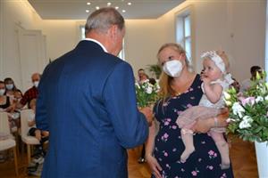 Po osmiměsíční pauze přivítal minulý týden starosta Miroslav Kopečný nové občánky Kopřivnice.
FOTO: DANA HOĎÁKOVÁ