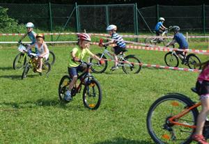 Cyklohrátky byly velkým lákadlem závěrečného projektu Do práce na kole. Své síly na trati vytyčené na louce vedle koupaliště změřilo celkem 42 dětí.
FOTO: DANA HOĎÁKOVÁ