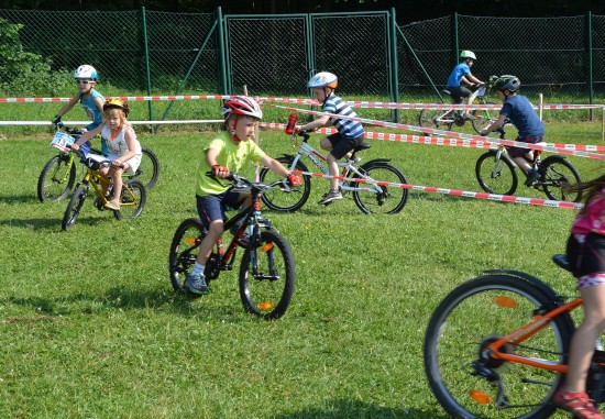 Cyklohrátky byly velkým lákadlem závěrečného projektu Do práce na kole. Své síly na trati vytyčené na louce vedle koupaliště změřilo celkem 42 dětí.
FOTO: DANA HOĎÁKOVÁ