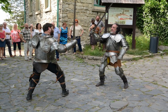 Součástí programu slavnostního znovuotevření Štramberské trúby byla i zinscenovaná šarvátka na prvním nádvoří v podání členů skupiny Allegros.
FOTO: DAVID MACHÁČEK