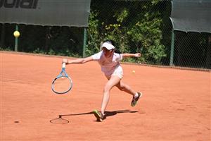 Veronika Nhi Luongová (TK Kopřivnice) v horkém počasí bojovala ve dvouhře o každou sadu a třísetový zápas dotáhla do vítězného konce.
FOTO: KRISTINA ČABLOVÁ