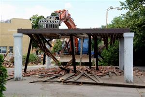 Demoliční stroje se do altánu v centru Kopřivnice zakously 30. června krátce po 13. hodině. Dnes už po stavbě z konce 80. let není ani památka.
FOTO: D. MACHÁČEK