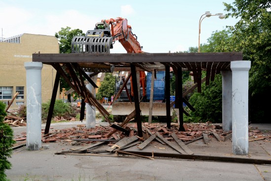 Demoliční stroje se do altánu v centru Kopřivnice zakously 30. června krátce po 13. hodině. Dnes už po stavbě z konce 80. let není ani památka.
FOTO: D. MACHÁČEK