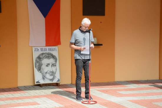 Jedním z řečníků pietního setkání u příležitosti Dne obětí komunistického režimu byl i člen zdejšího Masarykova demokratického hnutí Lubomír Sazovský.
FOTO: DAVID MACHÁČEK