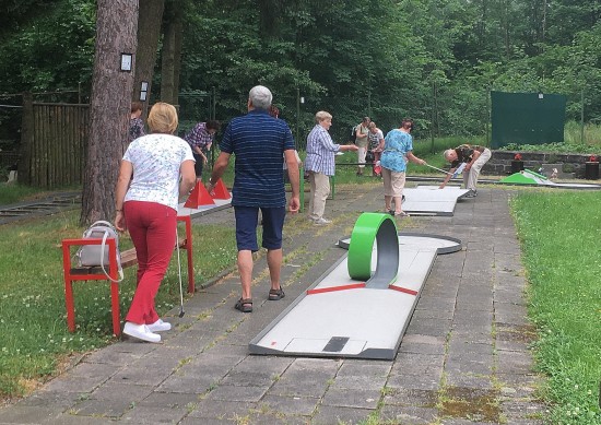 První letošní aktivitou připravenou radnicí pro kopřivnické seniory byl minigolf. Ten si přišlo zahrát 23 seniorů.
FOTO: PAVLA ŽÁČKOVÁ