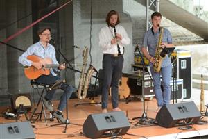 První ze série letních koncertů v parku bylo vystoupení kapely SwingGalia. Už tuto neděli se návštěvníci parku mohou těšit na produkci písničkáře Zdeňka Sochy.
FOTO: D. MACHÁČEK