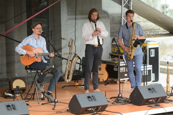 První ze série letních koncertů v parku bylo vystoupení kapely SwingGalia. Už tuto neděli se návštěvníci parku mohou těšit na produkci písničkáře Zdeňka Sochy.
FOTO: D. MACHÁČEK