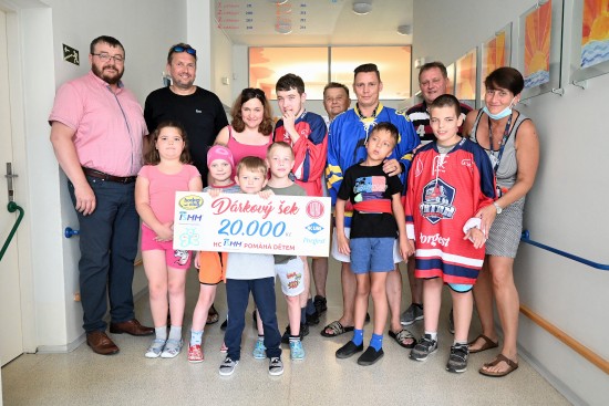 Text: Z vydražených hokejových dresů putuje MŠ a ZŠ Motýlek 20 tisíc korun.
FOTO: KRISTINA ČABLOVÁ