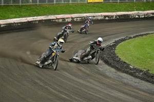 Kopřivničtí plochodrážníci Jan Macek (vpravo) a Josef Franc si jedou v rozjížďce se Žarnovicí při prvoligovém závodě pro tři a dva body.
FOTO: KRISTINA ČABLOVÁ