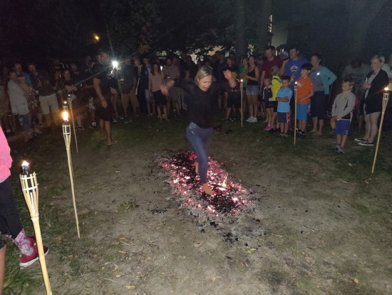 Přechod po žhavém uhlí si vyzkoušela celá řada účastníků sobotní akce, mnozí dokonce i několikrát.
FOTO: DAVID MACHÁČEK