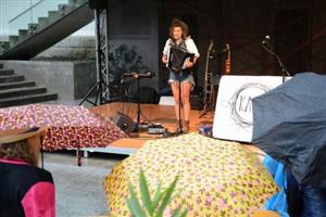 Poslední z letošních letních koncertů v parku začínal minulou neděli v prudkém dešti. Přesto zpěvačka Kaczi ani publikum společné setkání nepřerušily
FOTO: DAVID MACHÁČEK