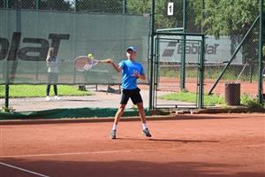 Kopřivnický tenista Ondřej Škývara na domácím turnaji prošel přes první kolo, ve druhém ale nestačil na nasazenou jedničku Vladimíra Horáka.
FOTO: KRISTINA ČABLOVÁ