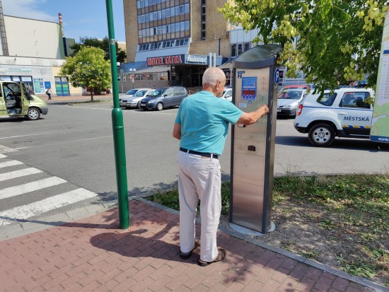 Parkovací automaty na ploše parkoviště u Alberta jsou již v provozu. Rezidenti z přilehlých ulic Kpt. Nálepky, Dukelské i Sokolovské mají na výměnu parkovacích karet čas už jen do konce měsíce.
FOTO: DAVID MACHÁČEK