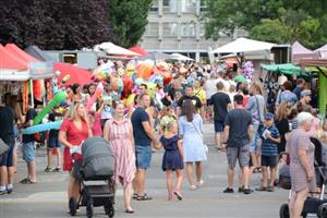 Pěší zóna v centru města zůstane kvůli rekonstrukčním pracím během pouťového víkendu bez stánků. Ty se přesunou na parkoviště před radnicí.
ILUSTRAČNÍ FOTO: D. MACHÁČEK