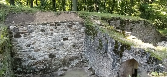 Oprava staticky narušených zbytků zdí hradního paláce Šostýna skončila v dvouměsíčním předstihu.
FOTO: ESTER LAKATOŠOVÁ