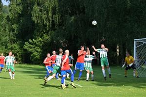 Ani z tohoto rohového kopu fotbalisté FC Vlčovice-Mniší gól nevytěžili a v prvním utkání sezony doplatili především na neproměňování šancí.
FOTO: KRISTINA ČABLOVÁ