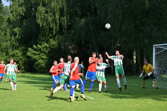 Ani z tohoto rohového kopu fotbalisté FC Vlčovice-Mniší gól nevytěžili a v prvním utkání sezony doplatili především na neproměňování šancí.
FOTO: KRISTINA ČABLOVÁ