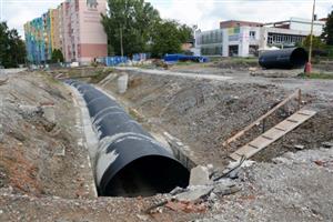 Staveniště v centru města je v posledních dnech a týdnech téměř pusté. Důvodem jsou podle zástupců radnice administrativní nedostatky na straně zhotovitele.
FOTO: D. MACHÁČEK
