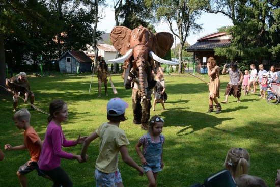 Dětský den na zahradě komunitního centra Vlčovjan začal inscenovaným lovem mamuta. 
FOTO: DAVID MACHÁČEK