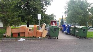 Někteří obyvatelé Kopřivnice stále odkládají nejen nábytek, ale i další vybavení domácnosti ke kontejnerům místo do sběrného dvora.
FOTO: ODBOR ŽP