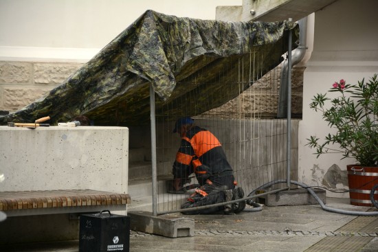 Schodiště v průčelí Ringhofferovy vily prochází v těchto dnech opravou v rámci záruky.
FOTO: DAVID MACHÁČEK