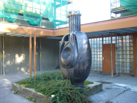 Plastiky Vědění a Moudrosti z dílny ostravského výtvarníka Vratislava Varmuži už v prostoru vstupu do školy dr. M. Horákové nenajdeme.
FOTO: LAŠSKÉ MUZEUM