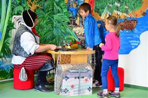 Pod dohledem piráta plnily děti poslední úkoly z celoprázdninové hry, která je na půdě kopřivnické městské knihovny provedla podmořským světem.
FOTO: NIKOL ŠIMČÍKOVÁ