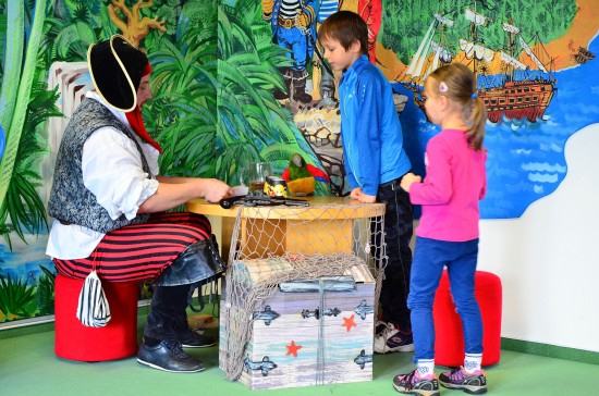 Pod dohledem piráta plnily děti poslední úkoly z celoprázdninové hry, která je na půdě kopřivnické městské knihovny provedla podmořským světem.
FOTO: NIKOL ŠIMČÍKOVÁ
