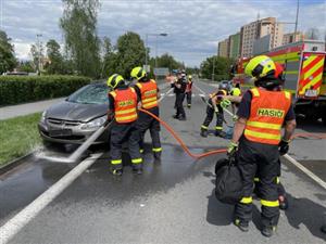 Kopřivničtí dobrovolní hasiči vyjížděli 15. května k dopravní nehodě, při níž došlo ke sražení chodce na přechodu u Komerční banky.
FOTO: JSDH KOPŘIVNICE