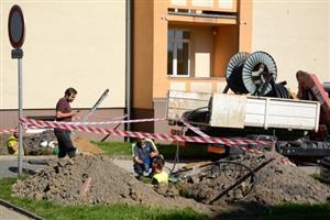 V okolí budoucího domova pro seniory už probíhají první přípravné práce. V minulém týdnu byly zahájeny přeložky rozvodů elektrické energie.
FOTO: DAVID MACHÁČEK