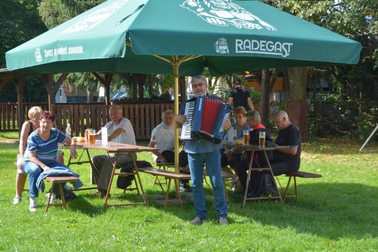 Druhou akcí z projektu Aktivní senior 2021 bylo zábavné odpoledne s harmonikou, které se tentokrát uskutečnilo na zahradě komunitního centra Vlčovjan.
FOTO: DANA HOĎÁKOVÁ