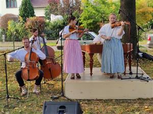 Součástí Rodinného festivalu na zahradě Katolického domu byl minulou neděli i koncert cimbálové muziky Pramínky.
FOTO: DAVID MACHÁČEK