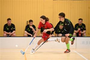 Kopřivnický florbalista Vítězslav Križ (r. 2004) se nenechal rozhodit obráncem a díky svému důrazu si připsal premiérovou branku v mužích.
FOTO: KRISTINA ČABLOVÁ