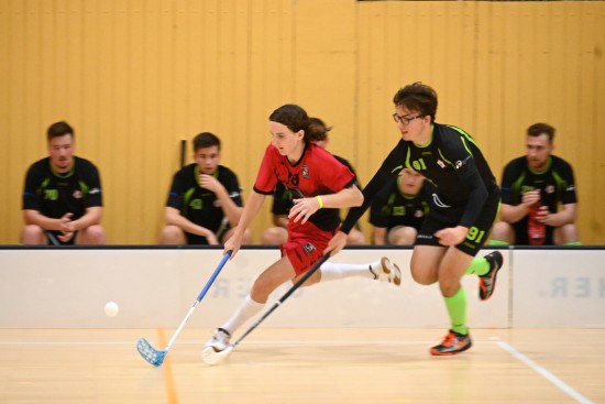 Kopřivnický florbalista Vítězslav Križ (r. 2004) se nenechal rozhodit obráncem a díky svému důrazu si připsal premiérovou branku v mužích.
FOTO: KRISTINA ČABLOVÁ