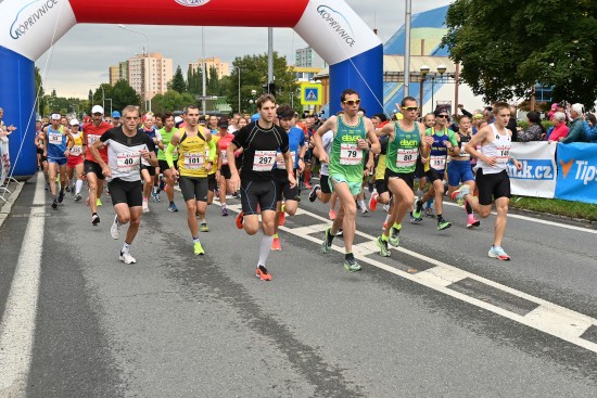 Na start 19. ročníku Běhu rodným krajem Emila Zátopka se minulou sobotu postavilo 217 jednotlivců a 19 štafet. Po hodině a necelých 17 minutách protnul cílovou pásku v rožnovském skanzenu vítěz Adam Szymanik.
FOTO: KRISTINA ČABLOVÁ
