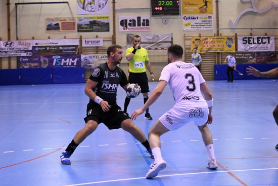 Kopřivnický házenkář Zdeněk Čadra (s míčem) dal do sítě Selfossu ve druhém pohárovém utkání devět branek, ani to ale na postup nestačilo.
FOTO: KRISTINA ČABLOVÁ