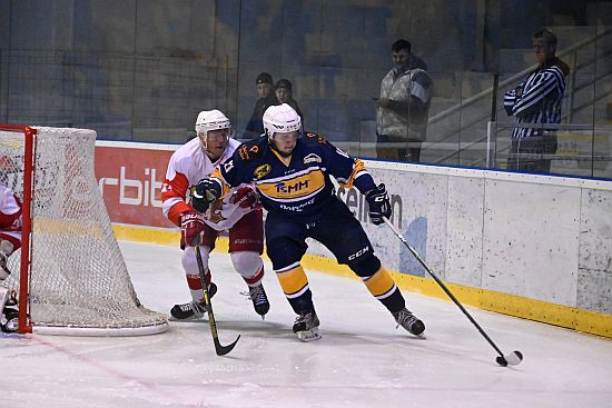 Dominik Pokorný (HC ISMM Kopřivnice) krouží v domácím utkání kolem brány Opavy, recept na překonání jejího gólmana však nenašel.
FOTO: KRISTINA ČABLOVÁ

