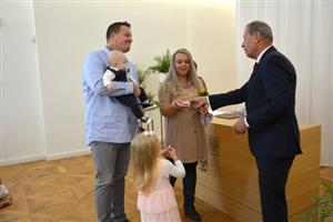 Před týdnem proběhlo na půdě Ringhofferovy vily vítání malých občánků Kopřivnice. Další obřady jsou připraveny na dnešní odpoledne.
FOTO: DANA HOĎÁKOVÁ